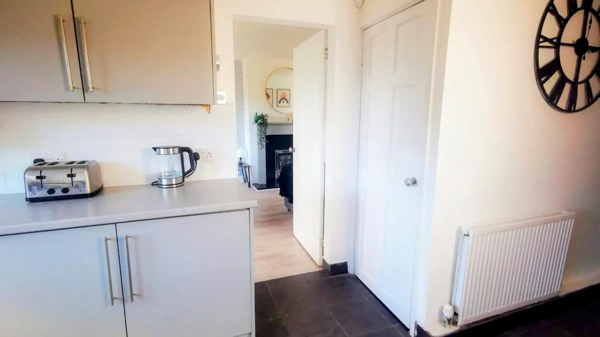 No 7 - Bright, Spacious 3 Bed Home With Parking & Wifi Huyton